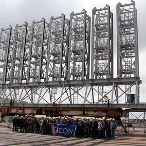 Die Mitarbeiter der ESG vor einer Hälfte des transportfertigen Blade Rack Systems