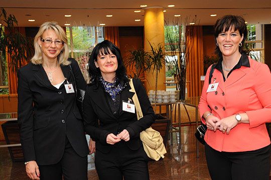 Die Vertreterinnen des Sponsors Santander Consumer Bank (v.li.), Uta Lund, Viola Neubert und Grit Otto, hatten eine prickelnde Überraschung im Gepäck ... (Archiv: Vogel Business Media)