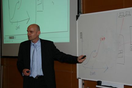 Georg Hansbuer, IBM, zeigte den Teilnehmern, wie man mehr sichert und weniger speichert. (Archiv: Vogel Business Media)