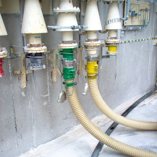 Die neue Schlauchreihe kann zum Absaugen, Transportieren und Zuführen von unterschiedlichen Stoffen wie Pulvern, Stäuben, Pigmenten, aber auch für den Transport grobkörniger und stark abriebverursachender Schüttgüter wie Sand, Kies, Getreide oder Granulaten eingesetzt werden.(Bild:  Masterflex)