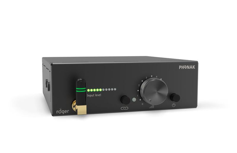 Phonak l'un des finalistes du Prix ENTREPRISE de l'innovation du canton de Fribourg, dévoile ici la station de base pour le système auditif Roger. (Phonak)