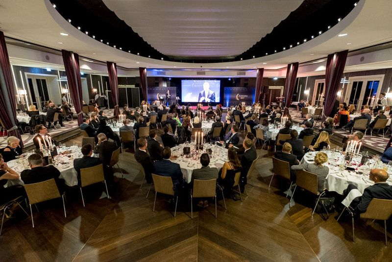 Die Verleihung der IT-Awards 2017 fand wie auch in den Jahren 2015 und 2016 im  stimmungsvoll geschmückten Ballsaal des Steigenberger Hotels Drei Mohren in Augsburg statt. (Herr Müller, herrmueller.info)