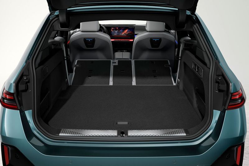 Durch Umlegen der dreiteiligen Rückbank kann er auf 1.700 Liter vergrößert werden. (Bild: Nissan)