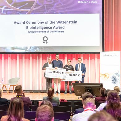 Verleihung des Wittenstein Biointelligenz Preises, von links: Thomas Bauernhansl, Moritz Bross, Daniel Tanneberg (er nahm die Auszeichnung für Cortical Labs entgegen) und Benedikt Hofmann. (Bild: Fraunhofer IPA)
