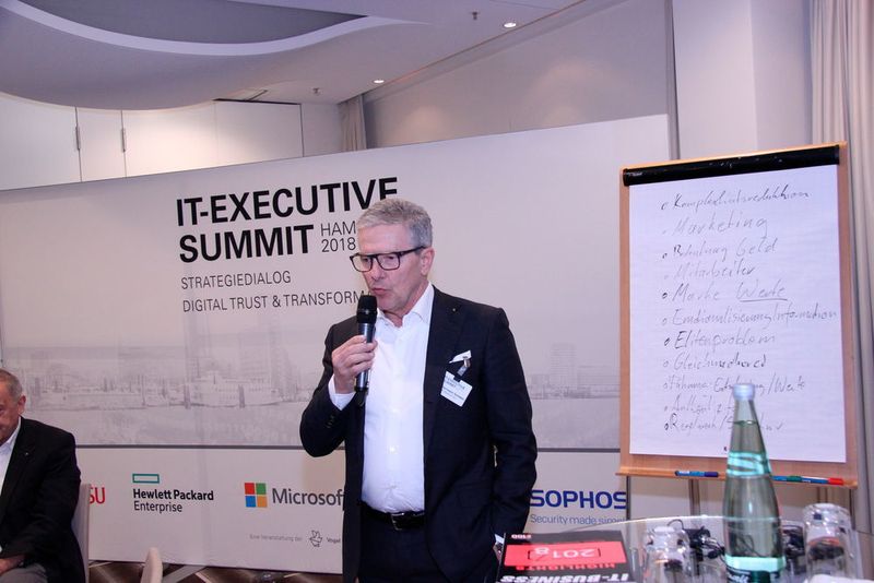 Nach den Thinktanks präsentierten die Chairmen und Teilnehmer (hier im Bild: Hans-Hermann Schaber, DATAGROUP) die erarbeiteten Ergebnisse vor dem Auditorium. (Vogel IT-Medien GmbH)