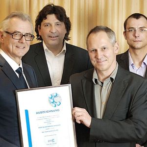 Das Wave-Team bei der Preisverleihung „Produkt des Jahres“ in Frankfurt vonlinks nach rechts: Alfred Späh, Claudio Hils, Thomas Gruber und Thomas Späh mit derUrkunde (es fehlt Thomas Petzoldt).