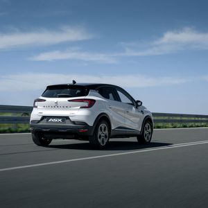 Kunden können hier zwischen einem 6-Gang-Schaltgetriebe und einem 7-Gang-Doppelkupplungsgetriebe wählen.(Bild:  Autoren-Union Mobilität / Mitsubishi)