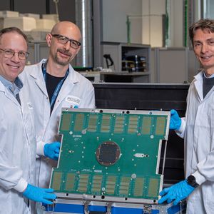 Prüfkarten sind für die Halbleiterfertigung unverzichtbar, da sie die elektrische Schnittstelle bilden, über die Chips direkt auf dem Wafer getestet werden können. Jahrzehntelang hatten Halbleiterhersteller in Europa mit langen Verzögerungen und steigenden Kosten zu kämpfen, da die lokale Produktion von Prüfkarten nur begrenzt möglich war. Technoprobe hat diesen Engpass durch einen neuen Ansatz bei der Entwicklung und Herstellung fortschrittlicher Prüfkarten beseitigt, wodurch die Chip-Prüfung beschleunigt und schnellere Innovationen ermöglicht wurden.(Bild:  EPO)