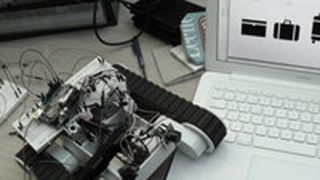 Das Fahrgestell des Koffers sind zwei Raupenketten (Bild: Rodrigo Garcia Gonzalez)