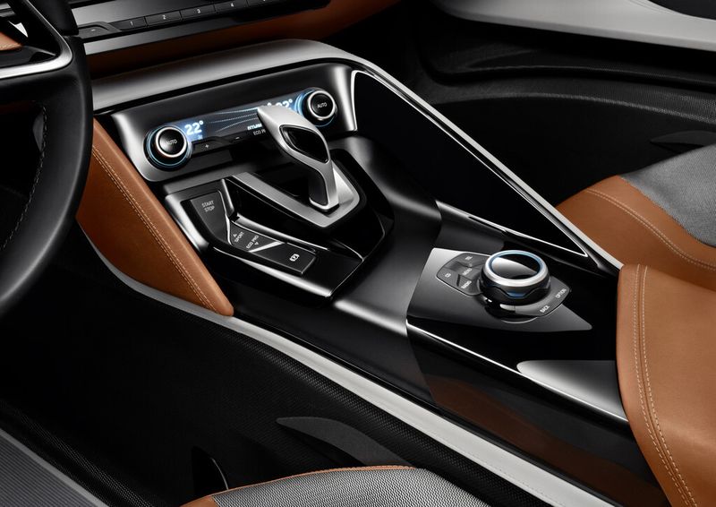 Der BMW i8 startet ab Juni 2014 auf sportliche und umweltfreundliche Weise auf den Straßen durch. (BMW)