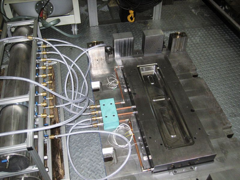 Anschluss des Kühlsystems an das Versuchswerkzeug des Fraunhofer-IWU. (Bild: Neue Materialien Bayreuth)