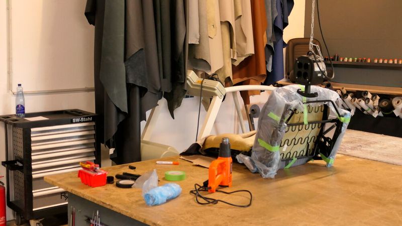 Kurz vor Beginn der Corona-Pandemie kaufte Andreas Röttgen den Betrieb auf dem heutigen Standort. Der Unternehmer wollte alles aus einer Hand anbieten können, vom Service über die Karosseriearbeiten bis hin zur Lackierung. Selbst eine eigene Sattlerei mit inzwischen drei Mitarbeitern ließ sich im neuen Betrieb unterbringen.     (Bild: Wenz - VCG)