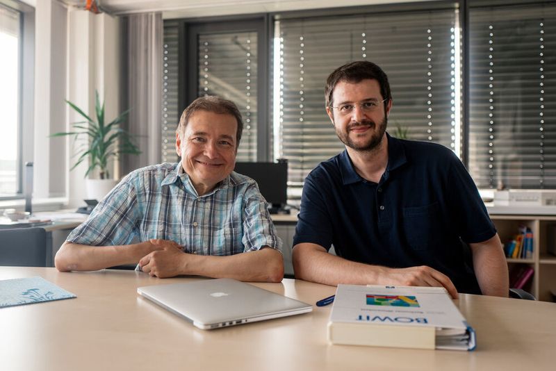 Erhan Genç (rechts) und Onur Güntürkün von der Bochumer Arbeitseinheit Biopsychologie interessieren sich für die Zusammenhänge zwischen Hirnstruktur und kognitiven Fähigkeiten.   (© RUB, Kramer )
