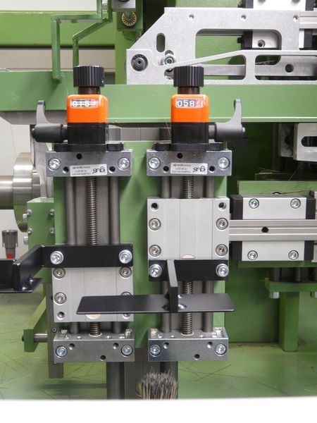 Bei der Formatverstellung bewähren sich Lineargleitlager aus der Serie Drylin T in Kombination mit Spindelhubtischen der Baugröße SLW. Gut zu sehen: Die Borsten. (Bild: igus)
