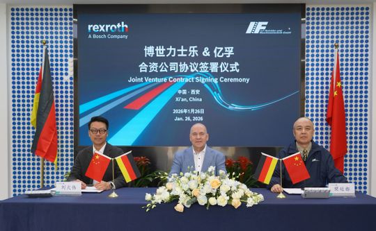 Am 26. Januar 2026 unterzeichneten Fowai Lau, verantwortlich für das Geschäft von Bosch Rexroth in China und Ostasien, Steffen Haack, CEO von Bosch Rexroth, und Fan Yandu, Vorstandsvorsitzender von Xi'an IF Intelligent Equipment den Joint Venture-Vertrag in Xi'an (v. l.). (Bild:  Xi'an IF Intelligent Equipment)