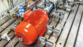 Erster Prototyp der Synchronreluktanzmaschine auf dem Prüfstand: Geprüft wird u. a., ob Wirkungsgrad, Bemessungspunkt, Drehmoment und Drehzahl, wie vorher ausgelegt, erreicht werden können.   (Bild: W.M. Photofabrik GmbH/Buchele Elektromotorenwerke GmbH)