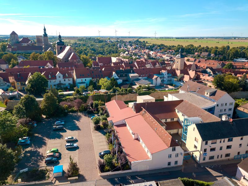 Luftaufnahme von Querfurt, dem Standort der VTQ Videotronik GmbH (Bild: VTQ Videotronik GmbH)
