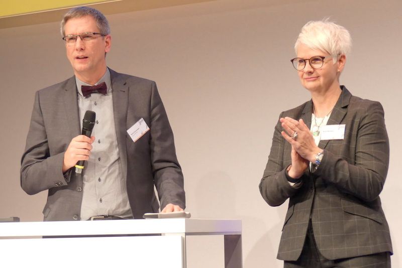 Zum Abschluss der Veranstaltung zogen René Gravendyk, Vorsitzender ZDK-Berufsbildungsausschuss, und Birgit Behrens ein positives Fazit. (Büttner/»kfz-betrieb«)