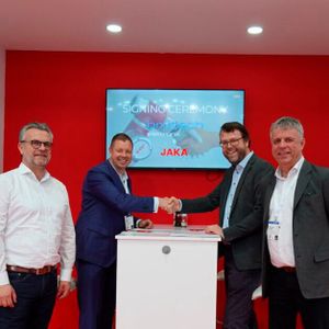 Jaka x Brütsch Elektronik Vertragsunterzeichnung (von links: Martin Kluge, Leiter Produktgeschäft Automation bei Brütsch Elektronik, Carsten Stiller, Head of Sales and Marketing bei JAKA Robotics, Cornelius Niemeyer, Leiter Geschäftsbereich Automation bei Brütsch Elektronik, Wolfgang Lienke, Head of JAKA Europe)(Bild:  Jaka)