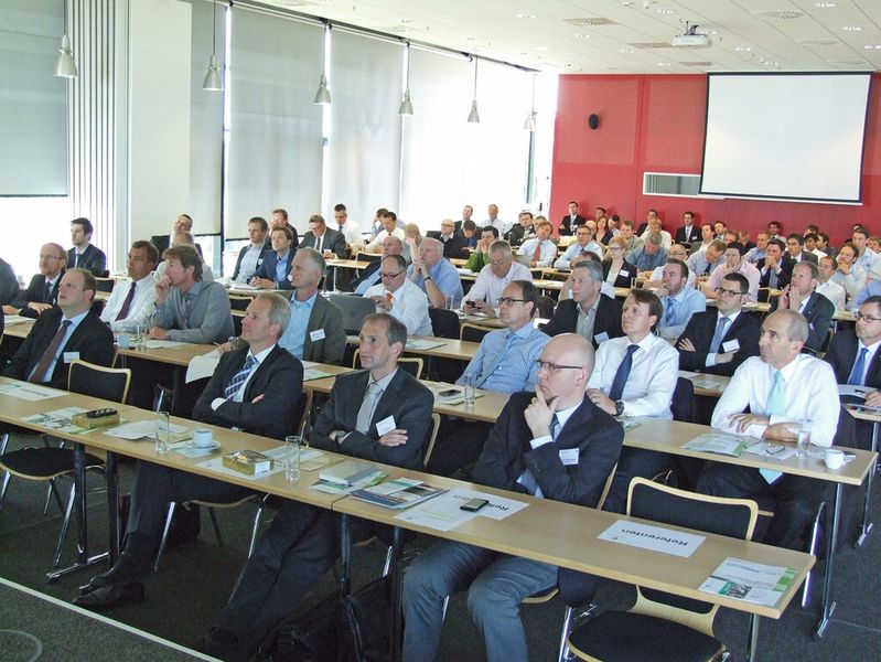 Über hundert Teilnehmer informierten sich über das Potenzial thermoplastischer Faserverbundwerkstoffe. Zum Beispiel für die Großserienfertigung, um Kosten zu senken. (Bild: VDMA)