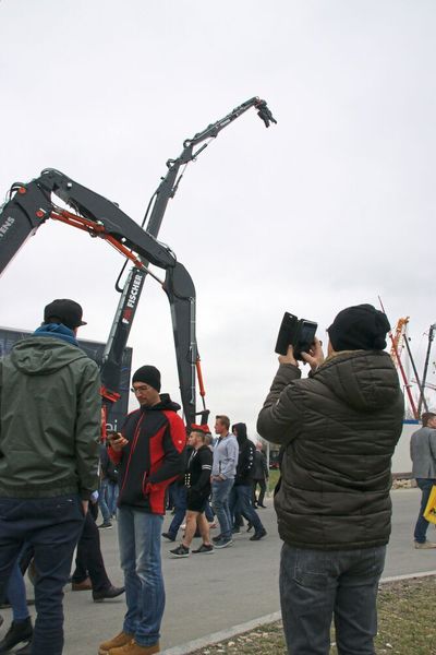 Mit rund 614.000 m² ist die ohnehin größte Messe der Welt seit dem letzten Mal um nochmal 9000m² größer geworden. Zwei Drittel davon fallen auf das Freigelände mit den gigantischen Baumaschinen. In den 18 Hallen der Münchener Messe stellen 3700 Firmen aus 58 Ländern aus. (Richter/konstruktionspraxis)