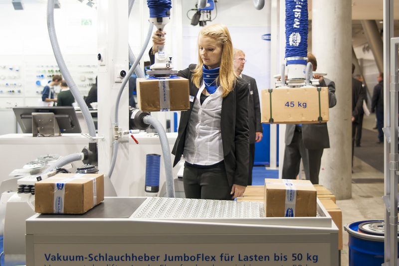 Mit 35.712 Fachbesuchern aus 97 Nationen avancierte das Fachmessen-Duo Motek und Bondexpo 2014 erneut zum Mekka der Automatisierungs-Spezialisten. Auf der Motek stellten in diesem Jahr 941 Aussteller aus und zur Bondexpo kamen 116 Aussteller. (P.E. Schall)