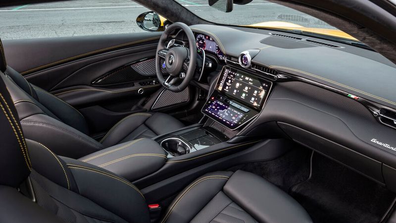 Auch was analog aussieht, etwa die Uhr in der Armaturenbrettmitte, ist beim neuen Gran Turismo digital. (Bild: Maserati)