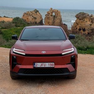 Die Front ist geschlossen, das Scheinwerferdesign verleiht dem C-HR+ Dynamik.(Bild:  Mauritz – VCG)