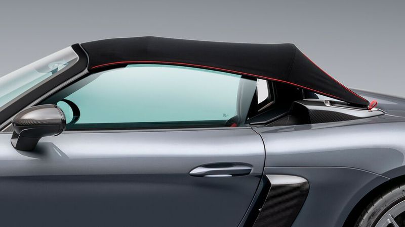 Sonnenschutz: Das Stoffdach ähnelt den von Booten bekannten Bimini-Tops. (Bild: Porsche)
