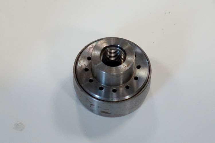 Das kleine unscheinbare Teil ermöglicht eine dynamische Verstellung, eine „Frequenz-selektive“ Dämpfung. Liegt der Schwerpunkt der Dämpfung auf Komfort, arbeitet die Federung in einem hohen Frequenzbereich (± 10 Hz), was eine schwächere, weichere Dämpfung, um komfortables Fahren sicherzustellen.  Liegt der Schwerpunkt der Dämpfung jedoch auf dem Handling, arbeitet die Federung in einem niedrigen Frequenzbereich (± 1 Hz). Dies macht eine harte, starke Dämpfung erforderlich, um sicher und kontrolliert zu fahren. Genau diese Umstellung bewerkstelligt das FSD-Ventil, automatisch.  (Bild: Dominsky/»kfz-betrieb«)