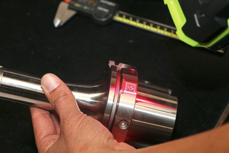 Digitalisiert: Nach dem Scannen des individuellen Data-Matrix-Codes 
auf dem Werkzeug sendet TDM automatisch die Daten an die CNC-­Steuerungen.  (TDM Systems)