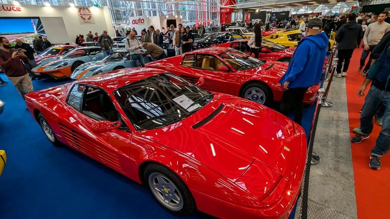 Sie hätten gerne einen Testarossa in Rot? Kein Problem, welcher darf's denn sein? (Bild: Dominsky)