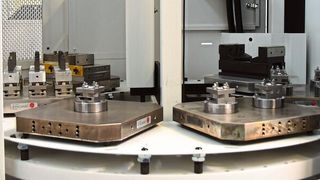 Der Palettenwechsler der Mikron Mill S 600 U hat sieben Positionen. Pro Palette können – abhängig von der Größe – bis zu zwölf Werk- stücke eingespannt werden. Grafit und Stahl können flexibel und ohne manuelle Eingriffe bearbeitet werden.  (GF Machining Solutions)