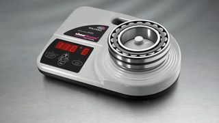 Mit dem simatherm IH 025 Volcano können Wälzlager ab 20 mm Innen- bzw bis 160 mm Aussendurchmesser und einem Gewicht bis zu 10 kg (22 lb) erwärmt werden.  (Bild: Simatec)