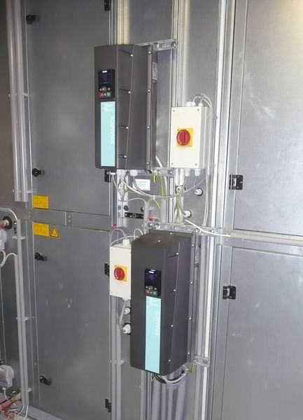 Frequenzumrichter G120P mit grafischem Bedienteil für einfache Inbetriebnahme. (Bild: Siemens)