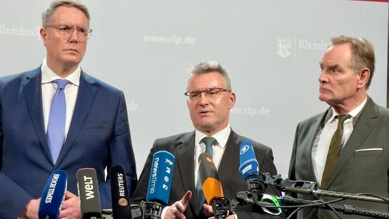 (v. l.) Burkhard Jung (Deutscher Städtetag), Landrat Dr. Achim Brötel (Deutscher Landkreistag) und Bürgermeister Ralph Spiegler (Deutscher Städte- und Gemeindebund)(Bild:  DLT)