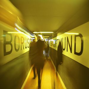 Die Swyx-Partner hatten die einmalige Gelegenheit, durch den Spielertunnel zu laufen und sich zur Einlaufmusik wie ein Fußball-Star zu fühlen.       (Swyx)