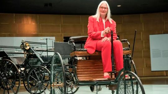 Jutta Benz auf dem Motorwagen ihres Urgroßvater Carl Benz (1844-1929), der ihn vor 140 Jahren erfand und damit den Grundstein für den Automobilbau und den späteren Weltkonzern Mercedes-Benz legte.(Bild:  Mercedes-Benz)