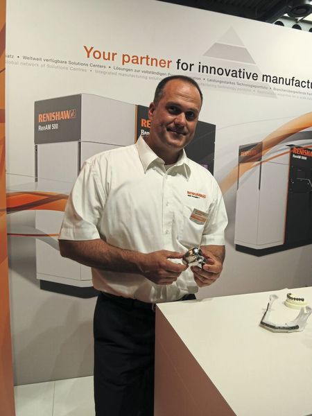 Lars Markus, Leiter Anwendungstechnik und Service Additive Manufacturing bei Renishaw mit einem Implantat, das auf der Ren-AM 500 gefertigt wurde. (Bild: Schäfer / Devicemed)
