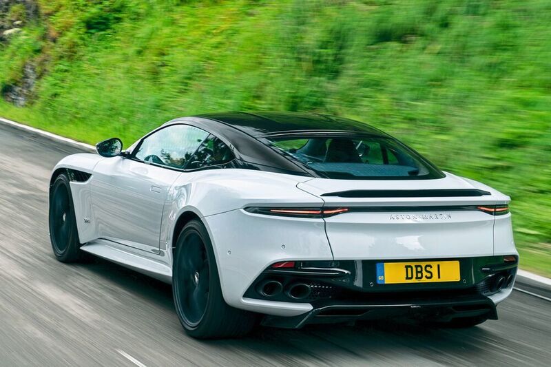 Ganz im GT-Look: Die lange, niedrige Dachlinie geht fließend in das Heck über. (Aston Martin)