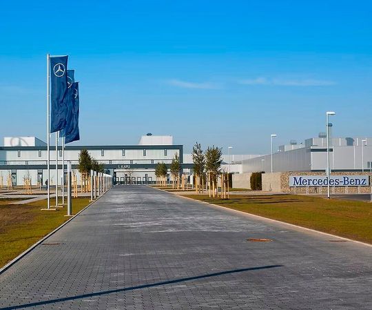 Largest Mercedes-Benz plant! The Stuttgart automaker has upgraded its plant in Kecskemét, Hungary, with the help of around one billion euros. Ola Källenius' strategy is expected to succeed because production costs in Hungary are drastically lower than in Germany.(Image:  Mercedes-Benz)