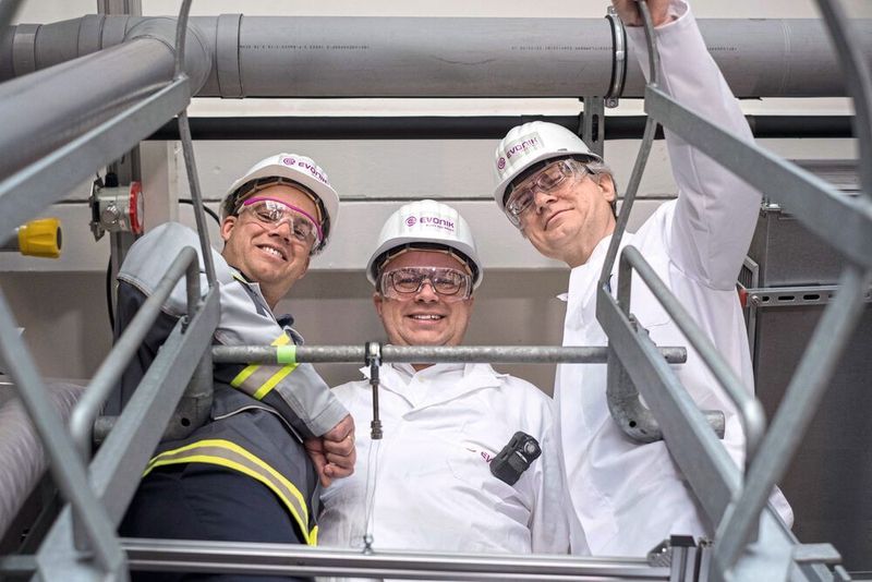 „Unser nächstes Etappenziel ist ganz klar: Wir wollen eine Demonstrationsanlage unter realen, industriellen Bedingungen implementieren und betreiben,“ so Projektkoordinator Prof. Dr. Robert Franke, Projektkoordinator. Von rechts nach links: Dr. Frank Stenger, Dr. Marc-Oliver Kristen, Prof. Dr. Robert Franke. (Evonik Performance Materials)