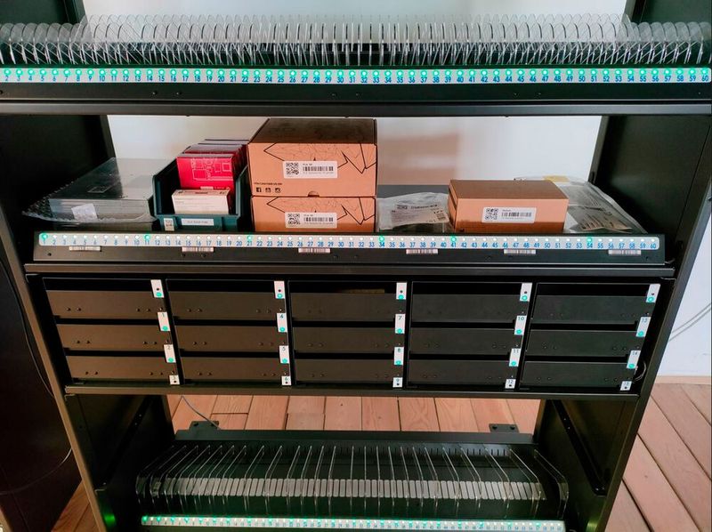 Mithilfe des Archimede-Lagersystems von Arcadia ließen sich Bauteile in unter 10 Sekunden auslagern und in weniger als 8 Sekunden einlagern. Der Workflow ist so konzipiert, dass auch ungelernte Mitarbeiter keine Fehler machen, wie es heißt. (Bild: Arcadia)