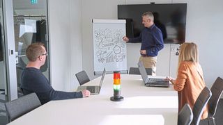 Die Ampel von Werma stellt den aktuellen CO2-Gehalt in der Raumluft dar und signalisiert leicht verständlich in drei Farben, ob ein Lüften notwendig ist oder nicht.  (Werma)