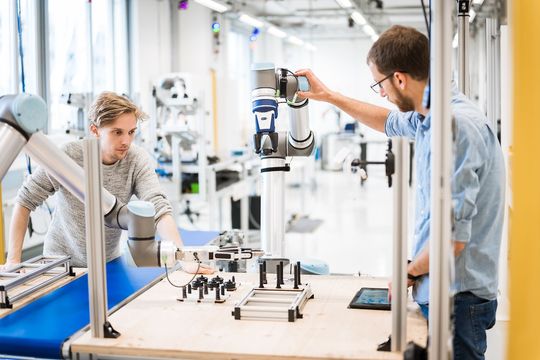 Im ROBOTICS Solution Center von JOANNEUM RESEARCH in Klagenfurt werden Robotiklösungen entwickelt und erprobt.(Bild:  Standortmarketing Kärnten / Michael Stabentheiner)