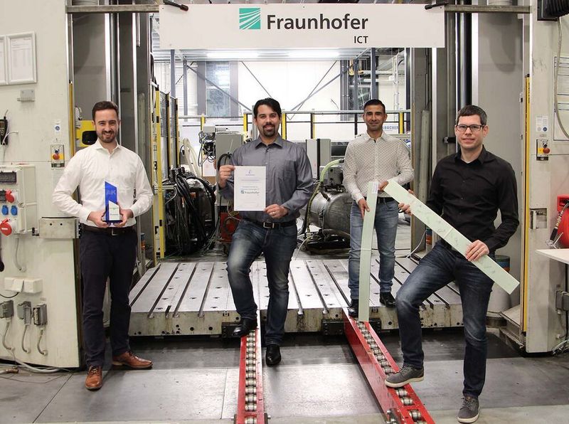 Platz 2 in der Kategorie „Forschung und Wissenschaft“ entgegen. Für die Mobilität von morgen entwickelten sie den thermoplastischen Resin-Transfer-Molding (T-RTM) Prozess weiter, um robust in der Großserie produzieren zu können. Am Beispiel einer PKW-Blattfeder wurden die Ergebnisse validiert. Von links nach rechts: Michael Wilhelm, Marco Becker, Cahit Arik und Rainer Wendel (Fraunhofer ICT)