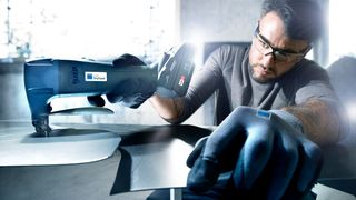 Praktiker der Blechbearbeitung aufgepasst! Trumpf hat die kräftige Akkuschere Trutool S 250 jetzt noch ergonomischer gemacht. Hier verraten die Ditzinger Maschinenbauer, was ihre Ingenieure sich so alles haben einfallen lassen, um das Blechtrennen per Hand zu optimieren. (Bild: Trumpf)