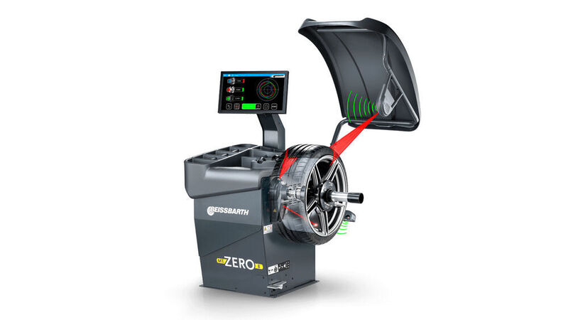Die Wuchtmaschine „MT Zero 8“ erfasst alle relevanten Raddaten automatisch und zeigt dem Bediener mit insgesamt drei Lasern die Position der anzubringenden Gewichte an.  (Beissbarth)