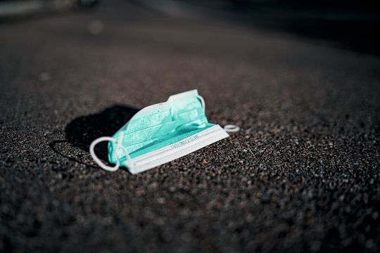 Bevor eine Schutzmaske von der Atemluft durchfeuchtet ist, sollte sie ausgetauscht werden. Sonnst kann sie die Verbreitung von Erregern durch herausgeschleuderte Tröpfchen sogar erhöhen. Bevor eine Schutzmaske von der Atemluft durchfeuchtet ist, sollte sie ausgetauscht werden. Sonnst kann sie die Verbreitung von Erregern durch herausgeschleuderte Tröpfchen sogar erhöhen.