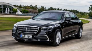 Der S 680 Guard schafft es von 0 auf 100 km/h in 8,3 Sekunden und Sprengstoff soll ihm am oder unter dem Auto nichts anhaben. (Mercedes-Benz )